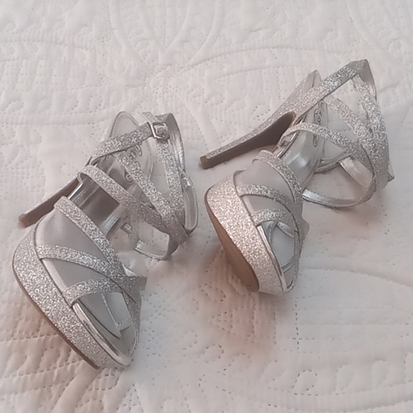 Unlisted by Kenneth Cole - Picture 2 of 12